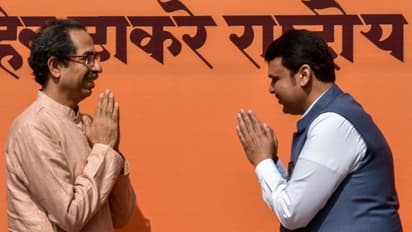 নজরবন্দি বিধায়করা, বিজেপির সঙ্গে আলোচনাতেও শর্ত, ব্যর্থতা ঘোষণার আশায় বসে শিবসেনা