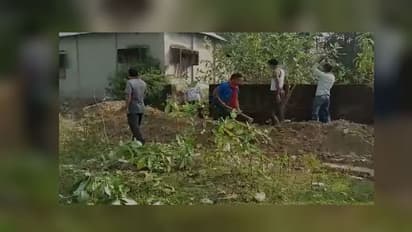 প্রশাসনে ভরসা নেই, হেমতাবাদে রাস্তা সারাইয়ের কাজে নেমেছেন স্থানীয়রাই