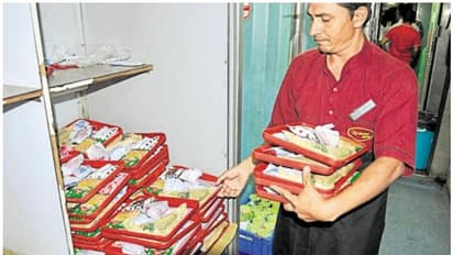 റെയില്വേ കാറ്ററിങ് മാനേജര് തസ്തികയിലേക്ക് മേല്ജാതിക്കാര് മാത്രം; പരസ്യം നല്കിയ സ്വകാര്യ കമ്പനിയ്ക്ക് എട്ടിന്റെ പണി