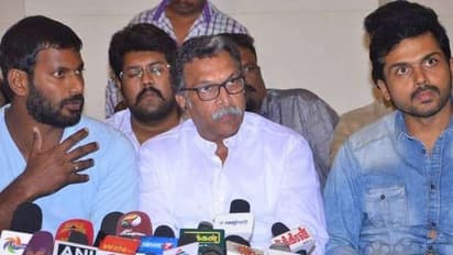 நலிந்த கலைஞர்களுக்காக உதவ நடிகர் நாசர் செய்த அதிரடி செயல்!