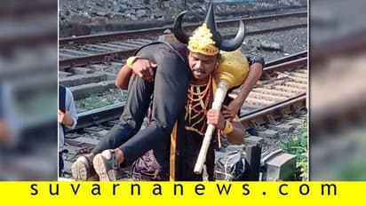 ರೈಲು ಕಂಬಿ ಅಡ್ಡಾದಿಡ್ಡಿ ದಾಟಿದ್ರೆ ಯಮ ಪ್ರತ್ಯಕ್ಷನಾಗ್ತಾನೆ ನೋಡಿ!