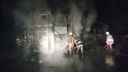 ஓடிக்கொண்டிருந்த தனியார் ஏசி பேருந்தில் பயங்கர தீ விபத்து... அலறியபடி வெளியேறிய பயணிகள்..!