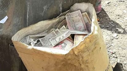 ఎన్నికల వేళ తనిఖీలు.. రద్దయిన పాత నోట్ల కట్టలతో పట్టుబడ్డ వ్యక్తి.. ఇంతకీ ఆ నోట్లను ఏం చేయాలని అనుకున్నాడు?