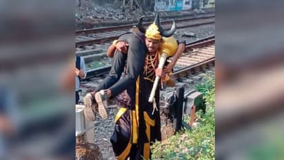 আন্ধেরি স্টেশনে ঘুরে বেড়াচ্ছে স্বয়ং 'যমরাজ', জ্যান্ত মানুষ দেখলে করছে পাকড়াও