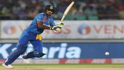 ఓపెనర్స్ బిగ్ ఫైట్: రాహుల్, ధావన్ లలో నిలిచేదెవరు...?