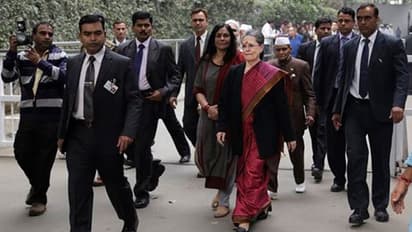 సోనియా కుటుంబానికి మోడీ షాక్: ఎస్పీజీ భద్రత తొలగింపు