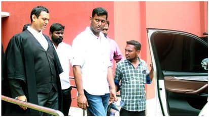 ’நடிகர் சங்க ரிமோட்டையும் கையில எடுத்துக்கிட்டாங்க மை லார்ட்’...கோர்ட்டில் குமுறிய விஷால்...