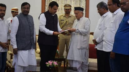 முதல்வர் பதவியை ராஜினாமா செய்த தேவேந்திர பட்னாவிஸ்... அமலுக்கு வருகிறது ஜனாதிபதி ஆட்சி..?