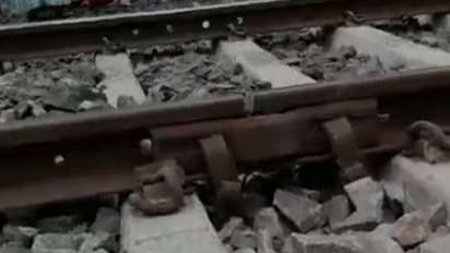 রেললাইনে ফাটল, অল্পের দুর্ঘটনার হাত থেকে রক্ষা পেল বারাকপুর লোকাল