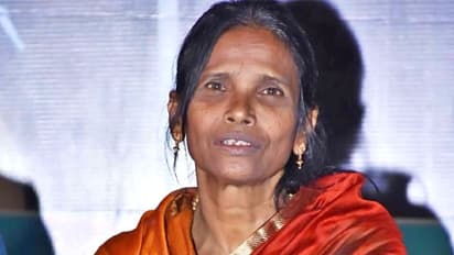 মঞ্চে তারকাদের ভিড়, মাত্র দুটি গান গেয়ে নামতে হল রাণু মণ্ডলকে