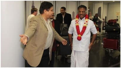 மைனஸ்-2 டிகிரியிலும் வேஷ்டி- சட்டை... அமெரிக்க குளிரும் நடுங்காத மிஸ்டர் கூல் ஓ.பி.எஸ்..!