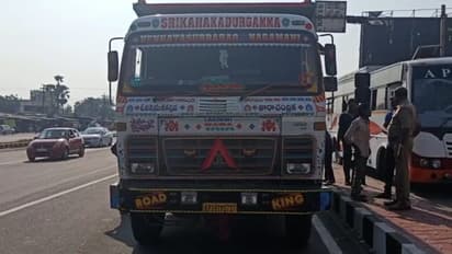 బ్రేకింగ్ న్యూస్...మరో ప్రాణాన్ని బలితీసుకున్న ఇసుక లారీ