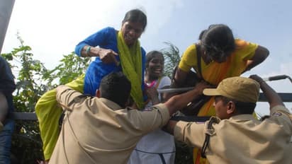 రబ్బరు బుల్లెట్లు, రాళ్లు: ఛలో ట్యాంక్‌బండ్ హింసాత్మకం (ఫోటోలు)