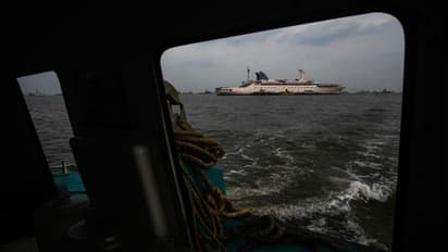 বুলবুলের খবরই ছিল না, সত্তরজন যাত্রী সমেত বঙ্গোপসাগরে উদ্ধার ক্রুজ