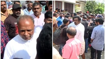 മൃതദേഹം ഇടവക മാറി സംസ്കരിച്ചു; പാളയം സെന്റ് ജോസഫ് കത്തീഡ്രലില് പ്രതിഷേധം, വൈദികനെ തടഞ്ഞുവെച്ചു