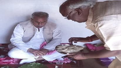 विधायक की बात नहीं टाल पाए मुख्यमंत्री, जमीन पर बैठकर पत्तल में लेकर करने लगे भोजन