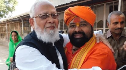 अयोध्या फैसले के बाद सोशल मीडिया पर वायरल हो रहीं हिंदू मुस्लिम भाईचारे की ये तस्वीरें