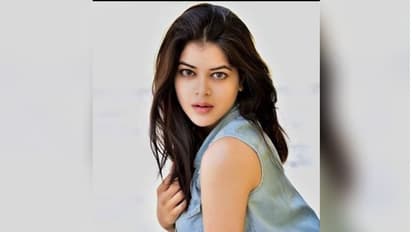 পরপুরুষের সঙ্গে নিজের বিছানায় এই জনপ্রিয় বাঙালি অভিনেত্রী, ভাইরাল হতেই যা হল