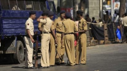 బాయ్ ఫ్రెండ్ తో ఛాటింగ్ చేస్తూ... మూడో అంతస్తు నుంచి కింద పడి..