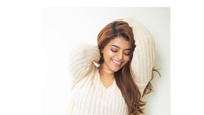 ఘాటు అందాలతో మతి పోగొడుతున్న యామిని భాస్కర్