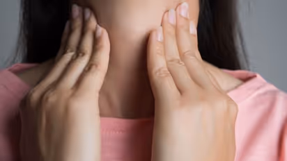 గొంతు క్యాన్సర్ లక్షణాలు.. మీలో కనిపిస్తే వెంటనే హాస్పటల్ కు వెళ్లండి