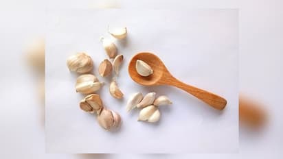 ম্যাজিকের মতো কাজ করে এক কোয়া রসুন, গুনাগুণ জানলে চমকে যাবেন আপনিও