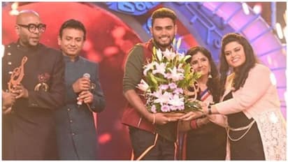 'நியாயமான சங்கீதத்தை எப்பதான் கவுரவிக்கப்போறீங்க சூப்பர் சிங்கர்ஸ்?’...விஜய் டிவியை வெளுக்கும் நடிகை...