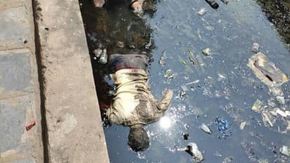 డ్రైనేజిలో గుర్తు తెలియని వ్యక్తి శవం.. షాకైన స్థానికులు
