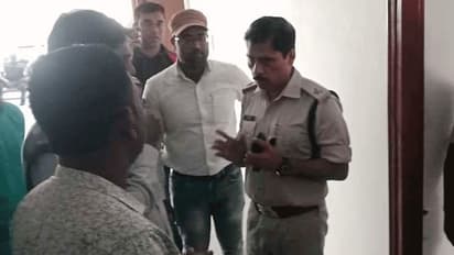 पुलिसवाले को गिराकर की छाती पर चढ़ गए 2 युवक, बोले सरकार ने हमे 3 महीने नियम तोड़ने छूट दी है