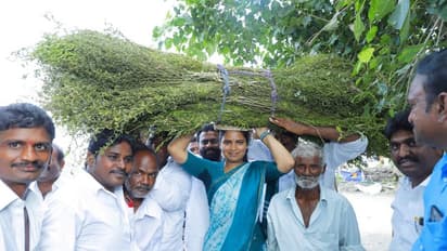 క‌ష్టాన్ని చూసి, కారు దిగి.. చీపుర్లను మోసిన వైసీపీ ఎమ్మెల్యే విడదల రజిని