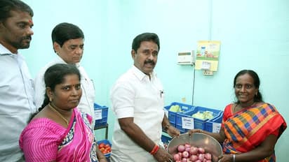 விலையை கட்டுபடுத்த முதலமைச்சர் போட்ட திட்டம்..!! பண்ணை பசுமை அங்காடிகளில் குவியும் பெண்கள்..!!!