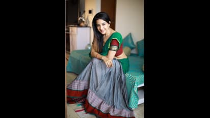 இந்த அடக்க ஒடுக்கம் ரொம்ப பிடிச்சிருக்கு... பாவடை, தாவணியில் அசத்தும் சாக்ஷி... . தீயாய் பரவும் புகைப்படங்கள்...!