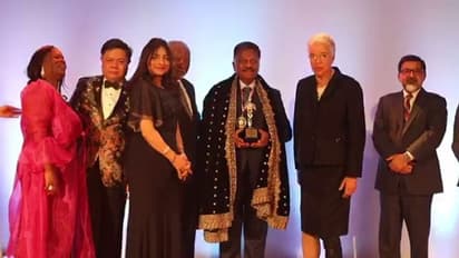 அமெரிக்காவில் அசத்தும் துணைமுதல்வர்... 2-வது முறையாக விருது வாங்கி கெத்து காட்டும் ஓபிஎஸ்..!