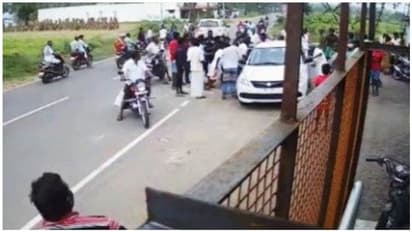 இளம் பெண்ணை காரில் இறக்கி விட்ட ஆண் நண்பர்... உறவினர்கள் கொடுத்த அதிர்ச்சி..!