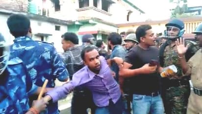 তৃণমূলের মন্ত্রীর বাড়িতে ধস্তাধস্তি, টেট উত্তীর্ণদের গলাধাক্কা