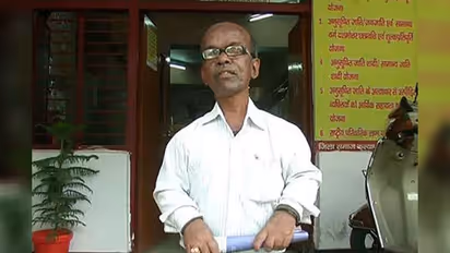 शादी के लिए 9 साल से विभागों के चक्कर लगा रहा 55 साल का ये शख्स, अफसर बोले-लड़की ढूंढ़ लाओ