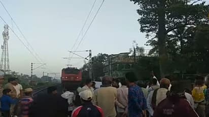 আজিমগঞ্জ-নসিপুর রেলব্রিজের দাবিতে ফের আন্দোলন, দফায় দফা ট্রেন অবরোধ মুর্শিদাবাদে