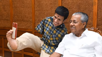 ഇരുകൈകളുമില്ല, ജന്മദിനത്തില് ദുരിതാശ്വാസ നിധിയിലേക്ക് സംഭാവനയുമായി പ്രണവ്; അഭിനന്ദിച്ച് മുഖ്യമന്ത്രി