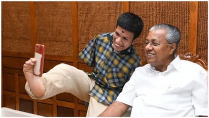 உலகின் ஆகச் சிறந்த செல்ஃபி... ஒரே ஒரு புகைப்படத்தால் உலகக் கவனம் ஈர்த்த கேரள முதலவர்..!