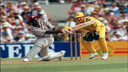 ফ্লফি হ্যাট মাথায় ব্যাটিং, ক্রিকেট মাঠের ফ্যাশন থেকে বিপ্লবের এক ঝলক