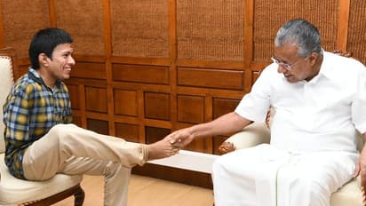 ಪಿಣರಾಯಿ ಮನಗೆದ್ದ ವಿಶೇಷ ಚೇತನ: ಪ್ರವಾಹ ಪೀಡಿತರಿಗೆ ಕಲಾವಿದನ ಸಹಾಯಧನ!