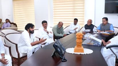 ప్రభుత్వం వల్ల కాదు.... ఇసుక కార్మికులను మీరే ఆదుకోవాలి: గవర్నర్ కు పవన్ వినతి