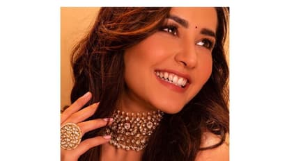 கிளாமர் அண்ட் டிரெடிஷனல் லுக்கில் நடிகை ராசி கண்ணா... வைரலாகும் லேட்டஸ் க்ளிக்ஸ்...!