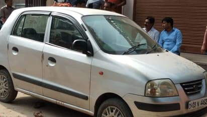 कार के अंदर लड़का और लड़की को इस हाल में देख डर गए लोग, कोई भागा तो किसी ने पुलिस को बुलाया