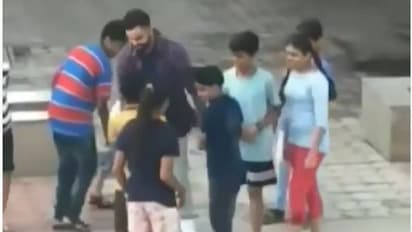 ಮಕ್ಕಳೊಂದಿಗೆ ಗಲ್ಲಿ ಕ್ರಿಕೆಟ್ ಆಡಿದ ವಿರಾಟ್!