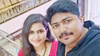 கார் விபத்தில் சிக்கி பலியான அரசு அதிகாரி தம்பதி !! நடந்ததை அறியாமல் கதறி அழும் 2 வயது குழந்தை !!