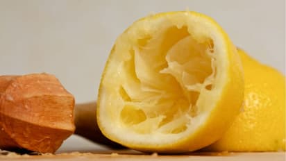 சருமத்துக்கு எலுமிச்சை தோல்; இந்த ரகசியம் தெரிஞ்சா இனி தூக்கி எறியமாட்டீங்க!