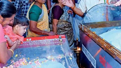 ஃபிரீஸர் பாக்ஸ்க்குள் பிணமாக அப்பா… அம்மா… அழுது புலம்பும் உறவினர்கள் … பாட்டி கதறுவதைப் பார்த்து பயத்தில் அழும் குழந்தை.. கேரளாவின் பெரும் சோகம் !!