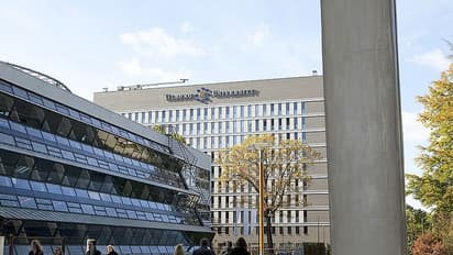 எக்ஸாம் பயத்தை போக்க இந்த யுனிவர்சிட்டில என்ன செய்யுறாங்க பாருங்க !!