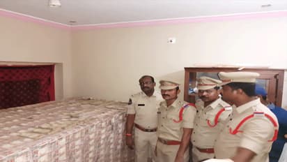 ఖమ్మంలో కలకలం.. రద్దైన పాత నోట్ల డంప్ సీజ్